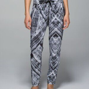 Lululemon Namaskar Pant II 8 Heat Wave Black Printed Stretch Lightweight Tapered